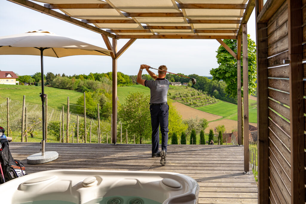 Titelbild zu „Golfurlaub in der Steiermark: Traumhafte Greens zwischen Weinbergen“