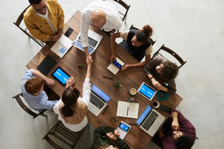 Titelbild zu „Wie HR-Teams zusammenarbeiten können, wenn sie in verschiedenen Ländern ansässig sind“